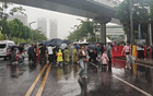 细雨难挡球迷热情！楚超联赛现场亲子观赛氛围浓